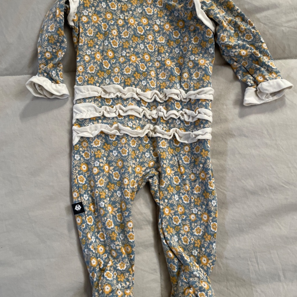 Assorted Newborn clothes - Picture 10 of 11